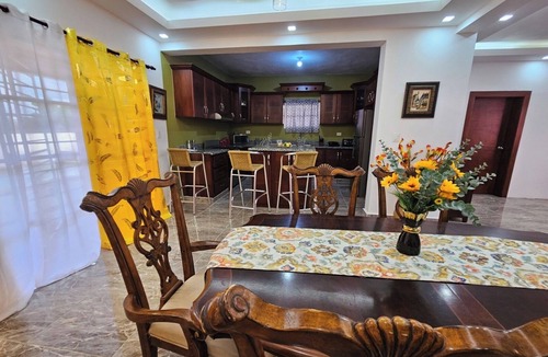 Residencial El Doral House | Ada’s Tropical Getaway Pool + Wifi Near Beach 3-bedroom house in superb El Doral