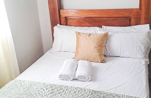 Los Patos Apartment | Air-conditioned tropical room