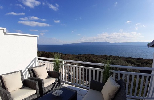 Ravni Apartment | APARTMENT WITH LARGE TERRACE AND MAGNIFICANT SEA VIEW, 300 m FROM THE BEACH +PS4