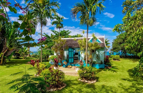 Runaway Bay Cottage | Bahia - charming seaside cottage, wooden loft and shutters, garden, staff