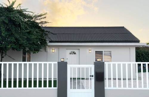 Sabana Liber House | Beach 7 min away! 3 BR, 2 BA, parking, kitchen, office, hot water showers.
