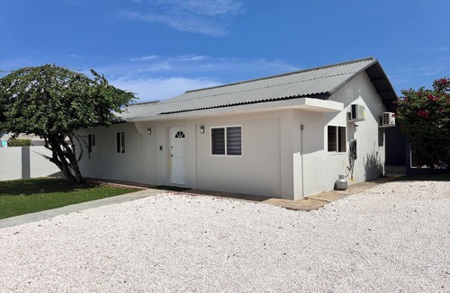 Sabana Liber House | Beach 7 min away! 3 BR, 2 BA, parking, kitchen, office, hot water showers.