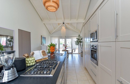 Punto de Oro House | Beach House with Pool in Noord