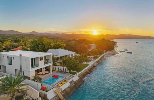 Punta Rucia House | Beachfront Modern Villa with Pool AZURE