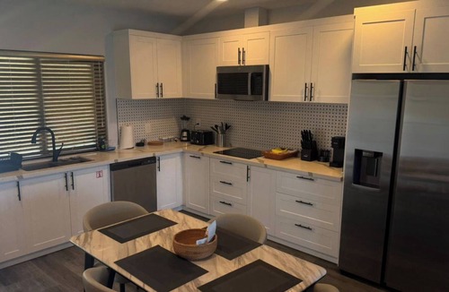 Bahamas Terrace Apartment | Beachview 1-Bedroom Suite Kitchen, Dining & TV