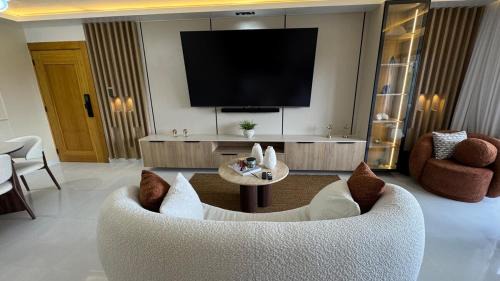 Punal Apartment | Beautiful Suite with BBQ Grill, Pool & Gym