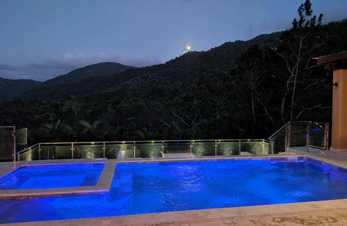 La Vega Province Bed & Breakfast | Bluebird Room - Brisal Mountain Retreat