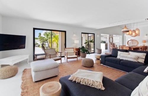 Bakval Villa | Bocobay Beach House with Pool