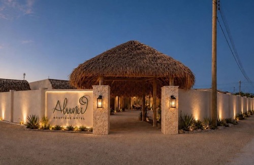 Pos Chiquito Hotel | Boutique Studio | King Bed & Pool | Unit 1 | Aluna