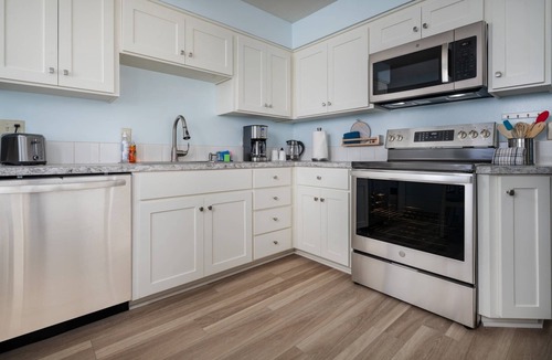 Hillsboro House | Bright and Delightful Renovation, Single Level, Fenced Backyard, 3 Blocks to MAX, 25 Min to Portland