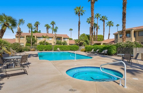 Cathedral City Condo | Bright Dog Friendly condo with inviting patio, washer/dryer on a Golf Course