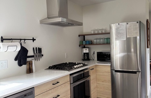Nelson House | Bright Modern Hillside Stay 3 Min To Downtown Family & Pet Friendly HotTub