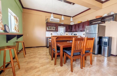 San Pedro House | Casa Conch | Spacious 2-Level Ocean Retreat