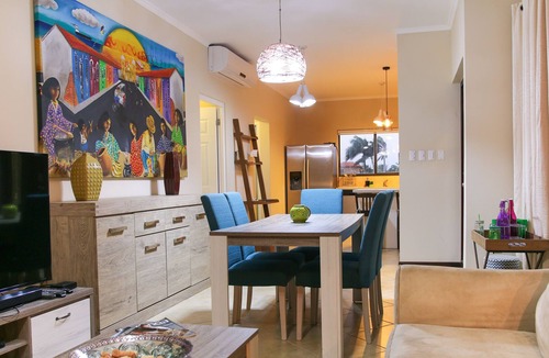 Gold Coast Condo | Casa Dornasol, modern condo in Gold Coast, w/Jacuzzi, free WiFi