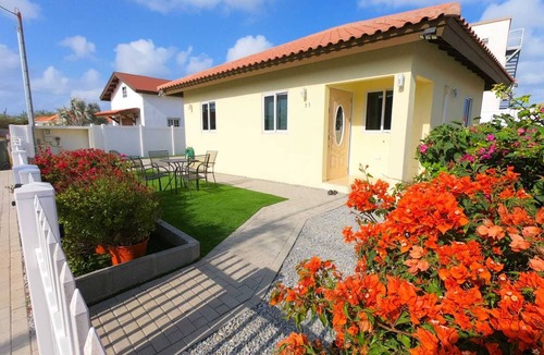Boegoeroei House | Casa Familiar 8 min de Eagle Beach, Ext. Agradable