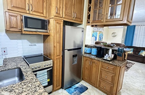 New Kingston Condo | Central Topaz: Fully A/C, king & Double Bed, Free Parking & Wi-Fi,New Kingston