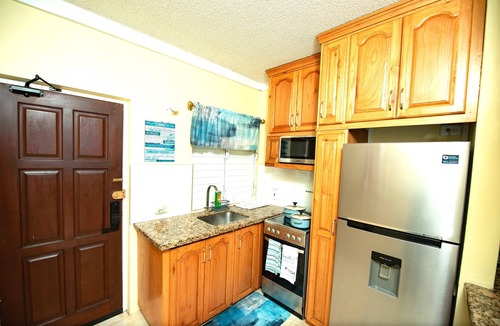New Kingston Condo | Central Topaz: Fully A/C, king & Double Bed, Free Parking & Wi-Fi,New Kingston