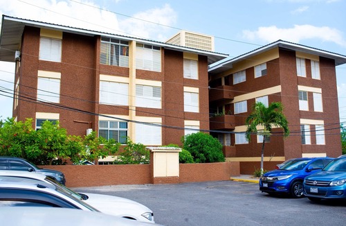 New Kingston Condo | Central Topaz: Fully A/C, king & Double Bed, Free Parking & Wi-Fi,New Kingston