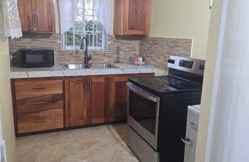 Falmouth House | Charming 1-bedroom house in Falmouth with WiFi, AC and 24/7 security.