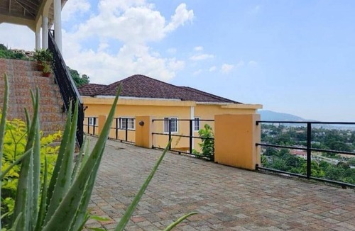 Norbrook Apartment | Charming 2-bedroom apartment on the hills in Kingston with AC, WiFi,scenic views