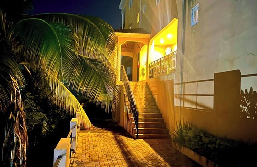 Norbrook Apartment | Charming 2-bedroom apartment on the hills in Kingston with AC, WiFi,scenic views