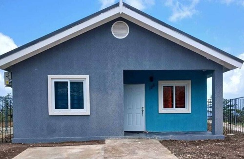 St.Bran's Burg House | Charming 2-bedroom house with AC, WiFi in marvelous Montego Bay