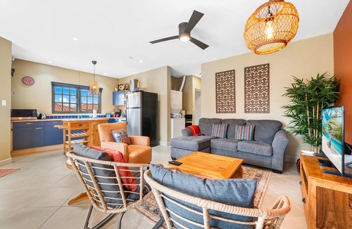 Washington Condo | Charming 2 BR Condo with 2 Community pools!