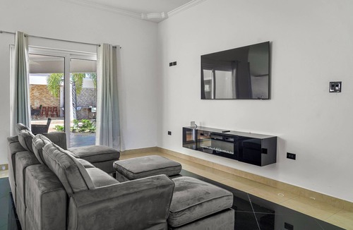 Opal House | Charming 3-bedroom house with AC and WiFi in Noord