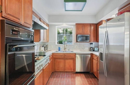 Silver Lake House | Charming Cozy Retreat: The Perfect Starting Point for Your LA Adventure!