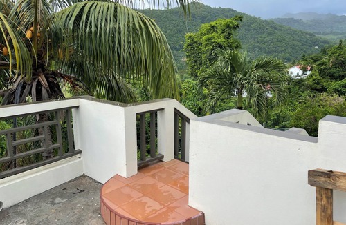 St. George's Apartment | Charming, family-friendly 2-bedroom apartment in Saint George with AC, WiFi.