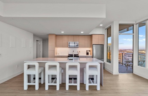 East Village Apartment | Chic 2-bedroom apartment with WiFi, fitness room in fabulous San Diego