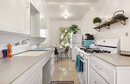 Northeast Apartment | Chic Santa Monica 1BR Cottage with Parking and Washer&Dryer