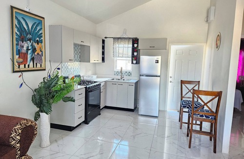 Portmore House | Chillax Portmore. Centrally located, beaches and restaurants close by.