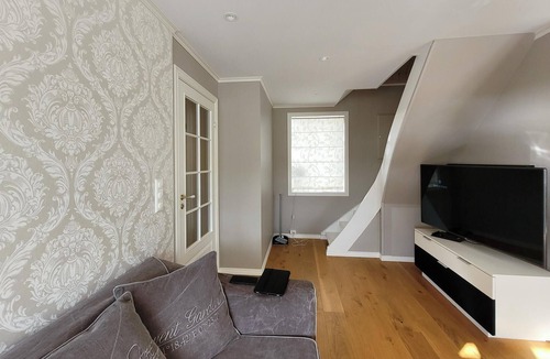 Strandvik House | Come to rest in this spacious cottage in 1st row to the Bjørnafjord.