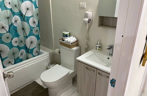 Portmore House | Comfortable cozy two bedrooms with water heater and air conditioneuse