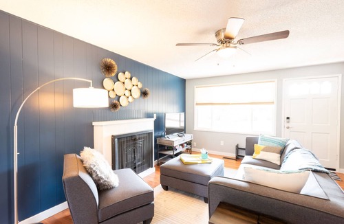 Bull Mountain Apartment | Comfy & Bright 2BR Flat W/Fenced Yard Near Washington Square