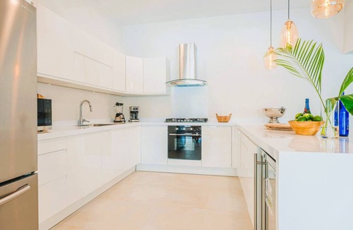 Bakval Villa | Conch Beach Villa NEW 7-Bed 6 Bath Pool 5-min to Beach by Bocobay