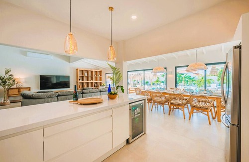 Bakval Villa | Conch Beach Villa NEW 7-Bed 6 Bath Pool 5-min to Beach by Bocobay