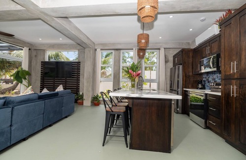 Placencia Apartment | Conmigos 6 Bedroom Beachfront Villa