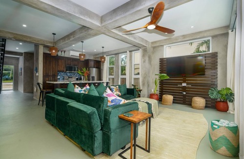 Placencia Apartment | Conmigos 6 Bedroom Beachfront Villa