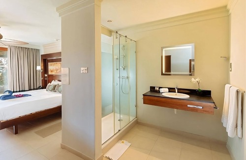 Charlotte Hotel | Convenient Stay! 2 Garden View Units with Free Parking & Breakfast, Outdoor Pool