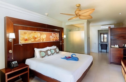 Charlotte Hotel | Convenient Stay! 2 Garden View Units with Free Parking & Breakfast, Outdoor Pool