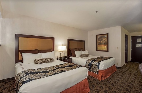 Parkrose House | Couple’s Escape! Two Comfy Unit, Pool and Fitness Center