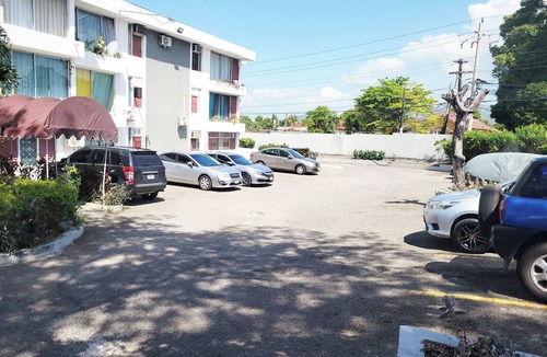 Saint Andrew Apartment | Cozy 1-bedroom apartment with AC and WiFi in central Kingston