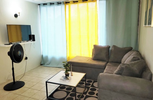 Saint Andrew Apartment | Cozy 1-bedroom apartment with AC and WiFi in central Kingston