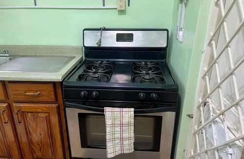 Molynes Gardens Apartment | Cozy 1-bedroom apartment in welcoming Kingston with AC