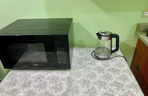 Molynes Gardens Apartment | Cozy 1-bedroom apartment in welcoming Kingston with AC
