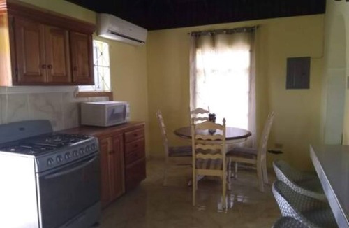 Discovery Bay House | Cozy 2 bdrm 2bthrm house, walking distance from beach, grocery, and restaurants.
