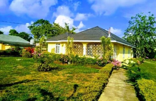 Discovery Bay House | Cozy 2 bdrm 2bthrm house, walking distance from beach, grocery, and restaurants.