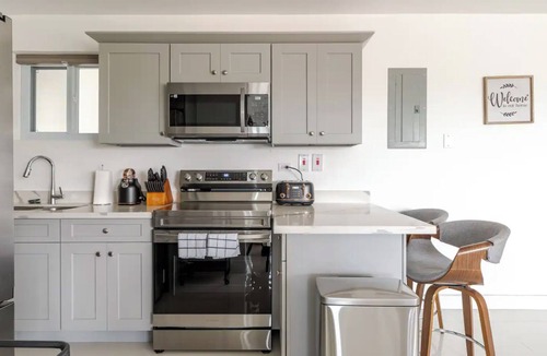 Barbican Apartment | Cozy 2-bedroom apartment in beautiful Kingston with AC and gym
